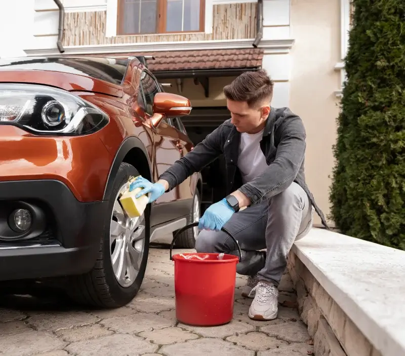 Lavage auto à domicile Bierné-les-Villages : professionnel intervenant sur un véhicule